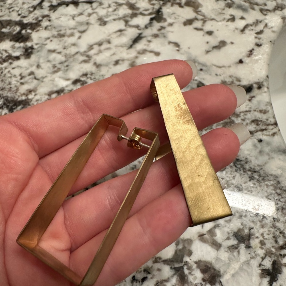 Gold Geometric boxy Earrings - Picture 2 of 3